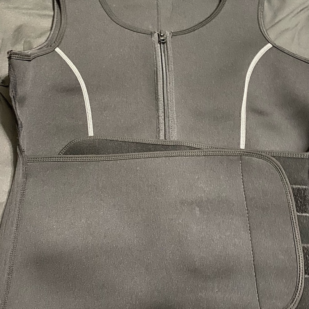 Women’s exercise top with zipper and adjustable sweat belt